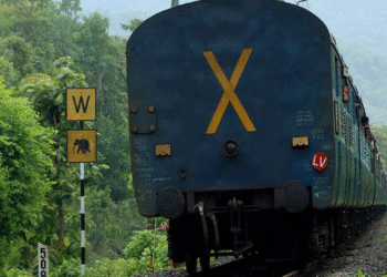 ജനറല്‍ ടിക്കറ്റെടുത്ത് റിസര്‍വേഷന്‍ കമ്പാര്‍ട്ടുമെന്റില്‍ കയറി, അമ്മയെ ടിടിഇ പുറത്താക്കി; ചങ്ങല വലിച്ച് ട്രെയിന്‍ നിര്‍ത്തിച്ച് മകള്‍! സംഭവം തിരൂരില്‍