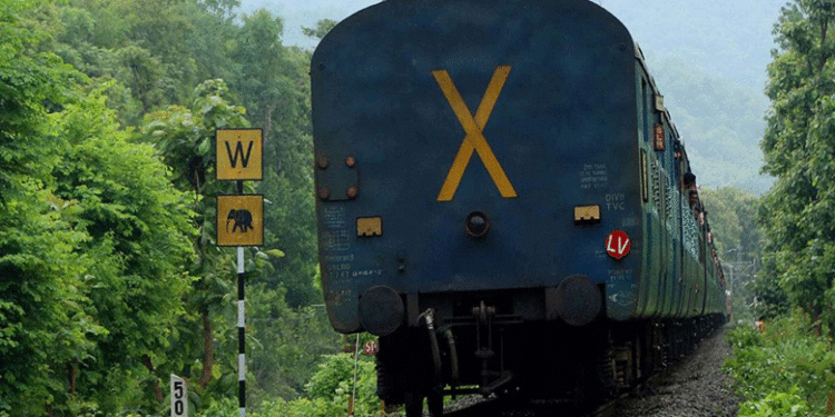 ജനറല്‍ ടിക്കറ്റെടുത്ത് റിസര്‍വേഷന്‍ കമ്പാര്‍ട്ടുമെന്റില്‍ കയറി, അമ്മയെ ടിടിഇ പുറത്താക്കി; ചങ്ങല വലിച്ച് ട്രെയിന്‍ നിര്‍ത്തിച്ച് മകള്‍! സംഭവം തിരൂരില്‍