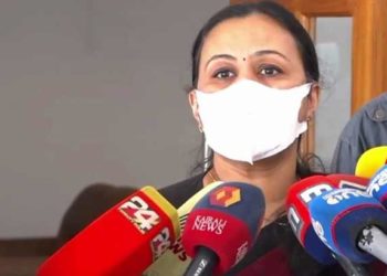 ‘എട്ട് വർഷം കാത്തിരുന്ന് കിട്ടിയ കുട്ടിയാണ്, എനിക്കവനെ ജീവനോടെ തിരിച്ച് വേണം’; കണ്ണീരോടെ നിപ ബാധിതന്റെ അമ്മ; വാക്ക് നൽകി ആരോഗ്യമന്ത്രി