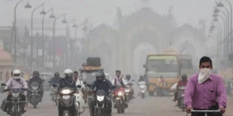 വായു മലിനീകരണത്തില് ‘ശ്വാസം മുട്ടി’ രാജ്യ തലസ്ഥാനം, ഡല്ഹിയില് കടുത്ത നിയന്ത്രണങ്ങള്
