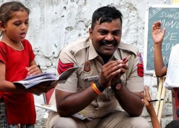 തെരുവിലെ കുട്ടികള്‍ക്ക് അക്ഷര വെളിച്ചം പകര്‍ന്ന് പോലീസുകാരന്‍: കൈയ്യടി നേടി കോണ്‍സ്റ്റബിള്‍ ധാന്‍ സിംഗ്