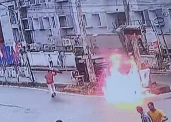 അടിമാലി ടൗണില് യുവാവ് പെട്രോളൊഴിച്ച് ആത്മഹത്യയ്ക്ക് ശ്രമിച്ചു, വിവാഹം നടക്കാത്തതിലുള്ള വിഷമമെന്ന് പോലീസ്