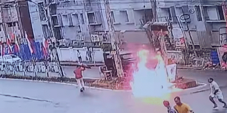 അടിമാലി ടൗണില് യുവാവ് പെട്രോളൊഴിച്ച് ആത്മഹത്യയ്ക്ക് ശ്രമിച്ചു, വിവാഹം നടക്കാത്തതിലുള്ള വിഷമമെന്ന് പോലീസ്