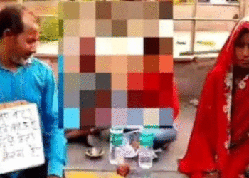 സാമ്പത്തിക ബുദ്ധിമുട്ട്, വേറെ വഴിയില്ല, മകനെ വില്ക്കുമെന്ന ബോര്ഡുമായി ഓട്ടോറിക്ഷ ഡ്രൈവറായ അച്ഛന്