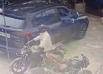 ബംഗളൂരുവില് ബിഎംഡബ്ല്യു കാറിന്റെ ചില്ല് തകര്ത്ത് 14 ലക്ഷം കവര്ന്നു; പ്രതികള്ക്കായി തെരച്ചില് ഊര്ജ്ജിതം