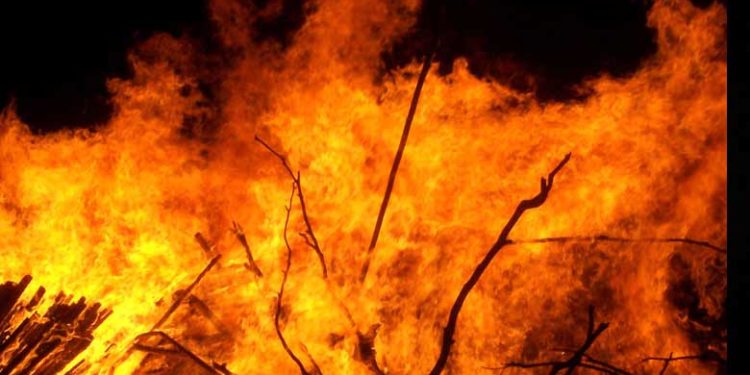 പെണ്മക്കളെ കെട്ടിപിടിച്ച് അമ്മ സ്വയം തീകൊളുത്തി; ഭര്ത്താവുമായുള്ള പിണക്കം തീര്ക്കാനെത്തിയ അച്ഛനടക്കം നാലുപേര്ക്ക് ദാരുണമരണം