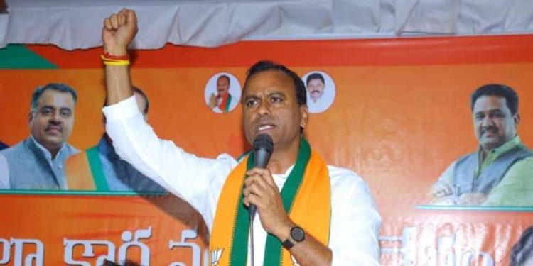 കോണ്ഗ്രസ് ഉപേക്ഷിച്ച് ബിജെപിയിലേക്ക് പോയി; തിരഞ്ഞെടുപ്പിന് തൊട്ടു മുന്പ് വീണ്ടും കോണ്ഗ്രസിലേക്ക്; വിചിത്ര കൂടുമാറ്റവുമായി തെലങ്കാന മുന് എംഎല്എ