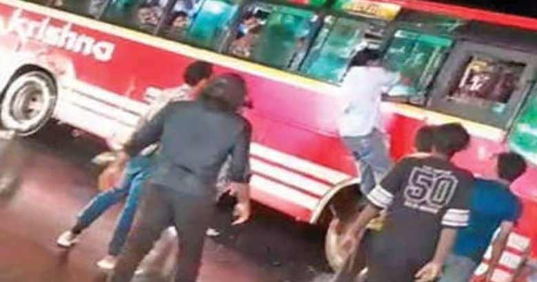 നിറയെ യാത്രക്കാരുള്ള ബസ് തടഞ്ഞുനിര്ത്തി, വനിതാ കണ്ടക്ടറേയും ഡ്രൈവറേയും ആക്രമിച്ചു; തൃശൂരില് നാല് യുവാക്കള് അറസ്റ്റില്