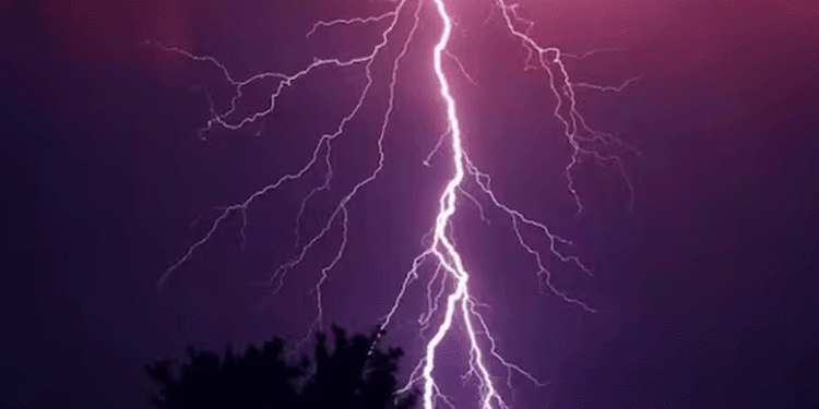 അമ്മയ്ക്കും ആറുമാസം പ്രായമായ കുഞ്ഞിനും ഇടിമിന്നലേറ്റു, യുവതിയുടെ കേള്വിക്ക് തകരാറ്, സംഭവം തൃശ്ശൂരില്