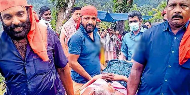 വീട്ടിലേക്ക് റോഡില്ല; കാന്‍സര്‍ രോഗിയെ കിലോമീറ്ററോളം ചുമന്ന് വാഹനത്തില്‍ എത്തിച്ചത് ചുമട്ടുതൊഴിലാളികള്‍; ദുരവസ്ഥ