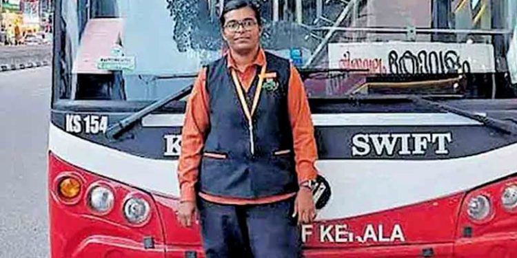 ഡ്രൈവിങിനോട് അഭിനിവേശം; ആദ്യം കെഎസ്ആര്‍ടിസി ഡ്രൈവറായി, ഇന്ന് സ്വിഫ്റ്റ് ബസില്‍ ചീറിപ്പാഞ്ഞ് ഷീന; 16 മണിക്കൂര്‍ ഡ്യൂട്ടിയിലും തളരാതെ ചുങ്കത്തറയിലെ ഈ മിടുക്കി