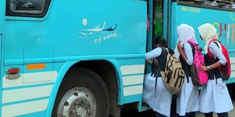 സ്‌കൂള്‍ വിദ്യാര്‍ഥിനിയെ ബസില്‍ നിന്ന് പിടിച്ചുതള്ളി: സ്വകാര്യ ബസിന്റെ ഫിറ്റ്നസ് റദ്ദാക്കി;  കണ്ടക്ടറുടെ ലൈസന്‍സും റദ്ദാക്കും