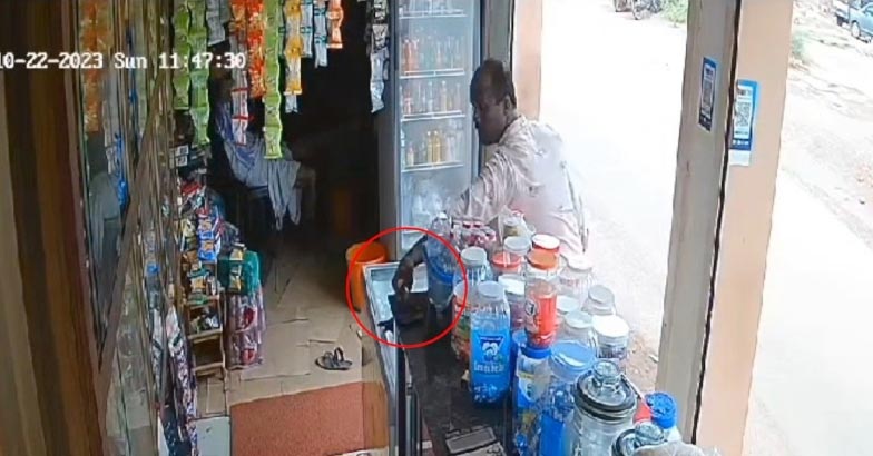 സിസിടിവി ചതിച്ചു: മോഷ്ടിച്ച മൊബൈല്‍ ഫോണ്‍ തിരിച്ചേല്‍പ്പിച്ച് മാപ്പ് പറഞ്ഞ് മോഷ്ടാവ്