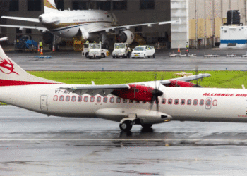 നെടുമ്പാശ്ശേരിയില്‍ വിമാനത്തിന്റെ എമര്‍ജന്‍സി വാതില്‍ തുറക്കാന്‍ ശ്രമം; രണ്ട് യാത്രക്കാര്‍ പിടിയില്‍