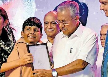 കാൽവിരലുകൾ കൊണ്ട് വരച്ച ചിത്രം സമ്മാനിക്കാനെത്തി അമാൻ അലി; ചേർത്ത് പിടിച്ച് അഭിനന്ദിച്ച് മുഖ്യമന്ത്രി