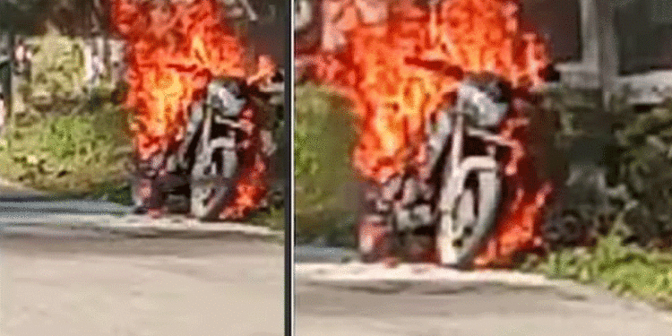 ഓടിക്കൊണ്ടിരുന്ന ബൈക്കില്‍ തീപിടിച്ചു, യാത്രക്കാരന്‍ രക്ഷപ്പെട്ടത് തലനാരിഴയ്ക്ക്! സംഭവം തൊടുപുഴയില്‍