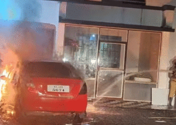 ആലപ്പുഴയില്‍ വീടിന് മുന്നില്‍ നിര്‍ത്തിയിട്ടിരുന്ന കാര്‍ കത്തിനശിച്ചു, അന്വേഷണം