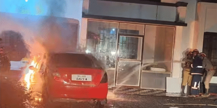 ആലപ്പുഴയില്‍ വീടിന് മുന്നില്‍ നിര്‍ത്തിയിട്ടിരുന്ന കാര്‍ കത്തിനശിച്ചു, അന്വേഷണം