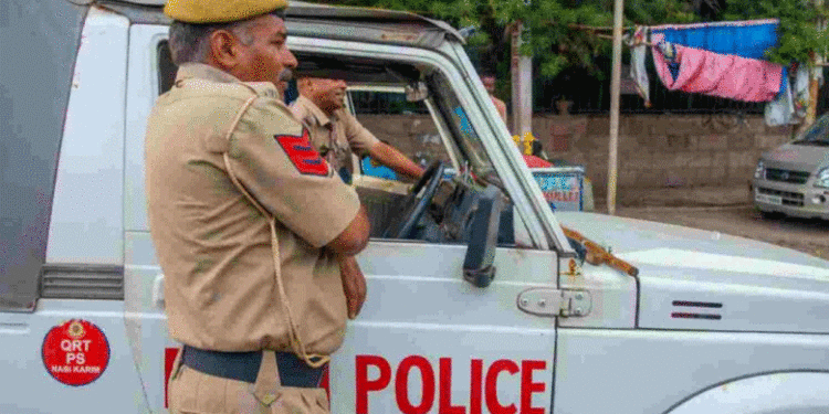 സഹപാഠിയായ പെണ്കുട്ടിയോട് സംസാരിച്ചു, വിദ്യാര്ത്ഥിയുടെ വിരല് മുറിച്ച് സീനിയര് വിദ്യാര്ഥിയുടെ കൊടും ക്രൂരത, കേസ്