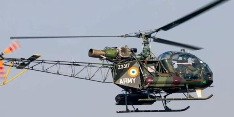 കൊച്ചിയില് നാവിക സേനാ ഹെലികോപ്ടര് അപകടം: ഒരാള് മരിച്ചു, അപകടം റോട്ടര് ബ്ലേഡ് തട്ടി