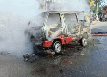 തിരുവനന്തപുരത്ത് ഓടിക്കൊണ്ടിരിക്കെ ഒമ്‌നി കാറിന് തീപിടിച്ചു,  ഡ്രൈവര്‍ ഇറങ്ങിയോടി, ഒഴിവായത് വന്‍ അപകടം