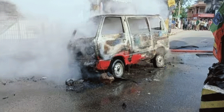 തിരുവനന്തപുരത്ത് ഓടിക്കൊണ്ടിരിക്കെ ഒമ്‌നി കാറിന് തീപിടിച്ചു,  ഡ്രൈവര്‍ ഇറങ്ങിയോടി, ഒഴിവായത് വന്‍ അപകടം