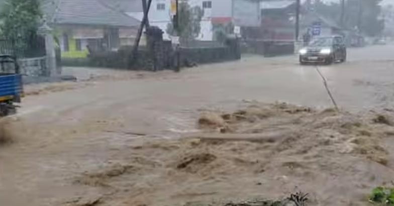 പത്തനംതിട്ടയില്‍ അതി ശക്തമായ മഴ: രണ്ടിടങ്ങളില്‍ ഉരുള്‍പൊട്ടി; ജില്ലയില്‍ മലയോര മേഖലയിലേക്ക് രാത്രി യാത്ര നിരോധിച്ചു