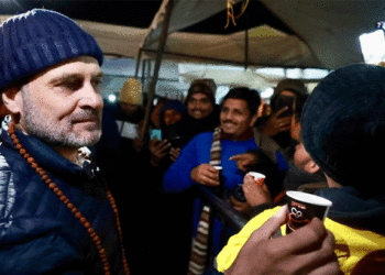 കേദാര്‍നാഥ് ക്ഷേത്രത്തില്‍ ക്യൂ നിന്ന തീര്‍ത്ഥാടകര്‍ക്ക് ചായ വിതരണം ചെയ്ത് രാഹുല്‍ ഗാന്ധി; ഞെട്ടല്‍ മാറാതെ ഭക്തര്‍! വൈറലായി വീഡിയോ