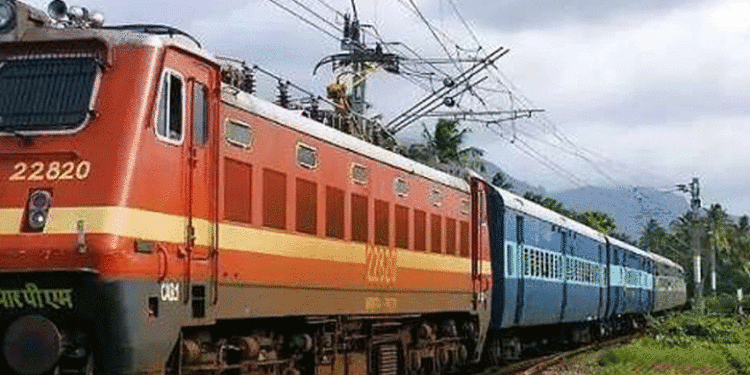 സിഗ്‌നല്‍ തകരാറിനെ തുടര്‍ന്ന് ട്രെയിന്‍ നിര്‍ത്തിയിട്ടു, യാത്രക്കാരെ കൊള്ളയടിച്ച് ഒരു സംഘം യുവാക്കള്‍