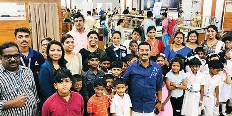 സർക്കാർ സ്കൂളിലെ കുരുന്നുകളുടെ ആകാശയാത്ര! ഒരുപാട് നാളത്തെ സ്വപ്നം സഫലമാക്കി അധ്യാപക ദമ്പതിമാർ