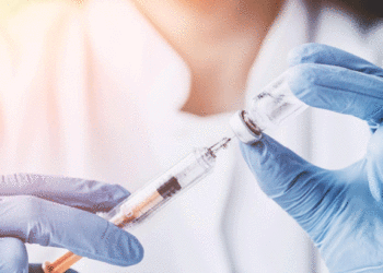 തലവേദനക്ക് കുത്തിവെപ്പെടുത്ത കുട്ടിയുടെ കാല് തളര്ന്നതായി പരാതി: തൃശ്ശൂരില് ഡോക്ടര്ക്കും നഴ്സിനുമെതിരെ കേസ്