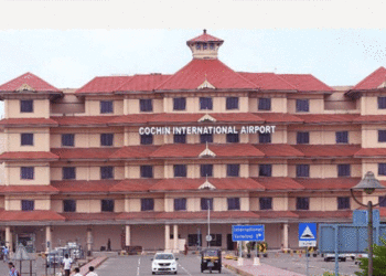 സുരക്ഷാ ജീവനക്കാരെ കബളിപ്പിച്ച് റദ്ദാക്കിയ ടിക്കറ്റുമായി ടെര്മിനലിന് അകത്ത് കയറി, നെടുമ്പാശ്ശേരിയില് യുവാവ് പിടിയില്