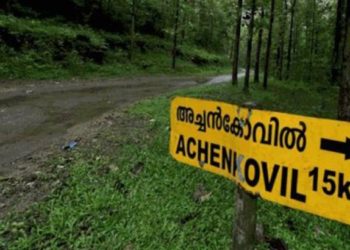 അച്ചന്കോവില് വനത്തില് കുടുങ്ങിയ വിദ്യാര്ത്ഥികളെയും അധ്യാപകരെയും രക്ഷപ്പെടുത്തി; പ്രാഥമിക ചികിത്സ നല്കി വീടുകളിലേക്ക് വിട്ടു