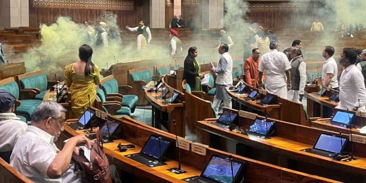 പാർലമെന്റ് ആക്രമണത്തിന്റെ വാർഷികദിനത്തിൽ; വൻ സുരക്ഷാ വീഴ്ച; സന്ദർശകർ പാർലമെന്റ് ഗ്യാലറിയിൽ നിന്ന് ചാടി; കളർ സ്പ്രേ പ്രയോഗിച്ചു