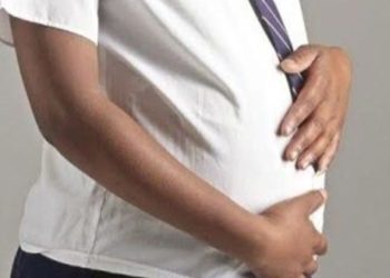 സ്കൂളിലെ മെഡിക്കൽ ക്യാംപിലെ പരിശോധന; 15കാരി എട്ട് മാസം ഗർഭിണിയെന്ന് കണ്ടെത്തി; അടുത്തമാസം പ്രസവമെന്ന് ഡോക്ടർമാർ; ആൺസുഹൃത്ത് പിടിയിൽ