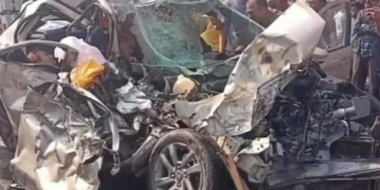 വിവാഹത്തിന് ശേഷം വീട്ടിലേക്ക് മടങ്ങിയ കാറിലേക്ക് ട്രക്കിടിച്ചു കയറി; വധൂവരന്മാർ ഉൾപ്പടെ അഞ്ച് പേർക്ക് ദാരുണ മരണം