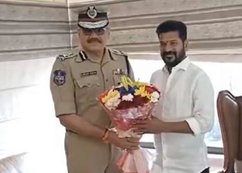 വോട്ടെണ്ണുന്നതിനിടെ കോണ്‍ഗ്രസ് അധ്യക്ഷന് പൂച്ചെണ്ട് സമ്മാനിച്ചു; തെലങ്കാന ഡിജിപിയെ സസ്‌പെന്‍ഡ് ചെയ്തു; പ്രത്യേക താല്‍പര്യം നേടാനെന്ന് ഇലക്ഷന്‍ കമ്മീഷന്‍