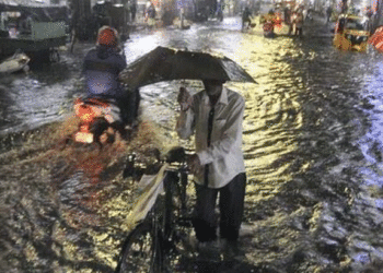 തെക്കന്‍ തമിഴ്‌നാട്ടില്‍ പ്രളയം; മൂന്ന് ജില്ലകളിലെ സ്‌കൂളുകള്‍ക്ക് അവധി, നൂറ് കണക്കിന് വീടുകള്‍ വെള്ളത്തിനടിയില്‍!