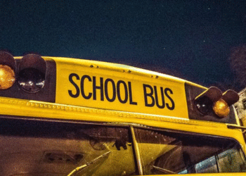 യുപിയിൽ സ്കൂൾ വാനിന് നേരെ വെടിയുതിർത്ത് അജ്ഞാതർ