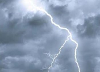 ഇടിമിന്നലേറ്റ് ഒരു വീട്ടിലെ മൂന്ന് പേർക്ക് പൊള്ളലേറ്റു, അപകടം ഭക്ഷണം കഴിക്കുന്നതിനിടെ