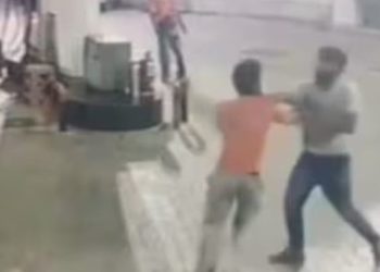 ഗൂഗിൾ പേയിൽ അക്കം മാറി ടൈപ്പ് ചെയ്തു, അബദ്ധം പറ്റിയെന്ന് പറഞ്ഞിട്ടും പെട്രോൾ പമ്പ് ജീവനക്കാരെ ക്രൂരമായി മർദ്ദിച്ച് യുവാവ്