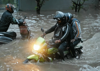 ബംഗളൂരുവില്‍ കനത്ത മഴ തുടരുന്നു, സ്‌കൂളുകളും അംഗന്‍വാടികളും അടച്ചു