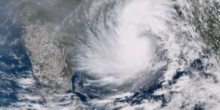 ദാന ചുഴലിക്കാറ്റ് കര തൊട്ടു, ഒഡിഷയിൽ മിന്നൽപ്രളയ മുന്നറിയിപ്പ്