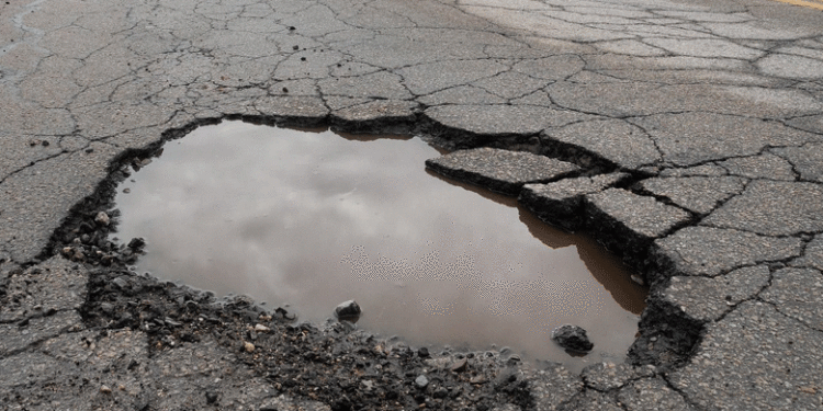 റോഡിലെ കുഴിയിൽ വീണ് സ്കൂട്ടർ യാത്രികന്‍റെ പല്ല് കൊഴിഞ്ഞു, താടിയെല്ലിനും പൊട്ടൽ