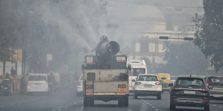 അന്തരീക്ഷ മലിനീകരണം: നിര്‍മാണം നിരോധിച്ചു, ബസുകള്‍ക്ക് നിയന്ത്രണം; ഡല്‍ഹിയില്‍ കടുത്ത നിയന്ത്രണം