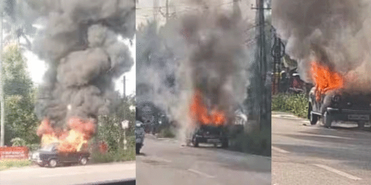 പെരുമ്പാവൂരിൽ നടുറോഡിൽ ഓടിക്കൊണ്ടിരുന്ന അംബാസിഡർ കാറിന് തീ പിടിച്ചു