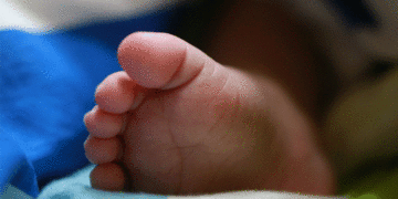 കളിക്കുന്നതിനിടെ പാന്റില്‍ മൂത്രമൊഴിച്ചു, അമ്മയുടെ കാമുകന്റെ ചവിട്ടേറ്റ് നാല് വയസുകാരന്‍ മരിച്ചു, അറസ്റ്റ്