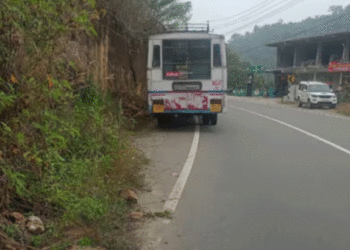 ഓടിക്കൊണ്ടിരുന്ന കെഎസ്ആര്‍ടിസി ബസില്‍ നിന്ന് തെറിച്ചുവീണ് യുവതി മരിച്ചു