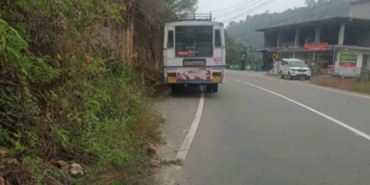 ഓടിക്കൊണ്ടിരുന്ന കെഎസ്ആര്‍ടിസി ബസില്‍ നിന്ന് തെറിച്ചുവീണ് യുവതി മരിച്ചു