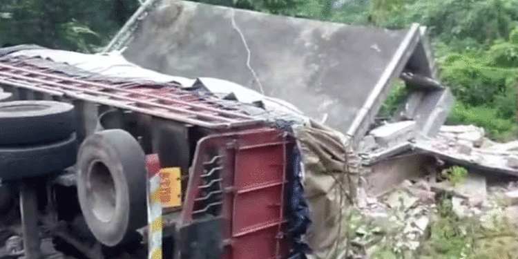 പന്തളത്ത് വീടിന് മുകളിലേക്ക് ലോറി മറിഞ്ഞ് അപകടം;  4 പേര്‍ക്ക് പരിക്ക്